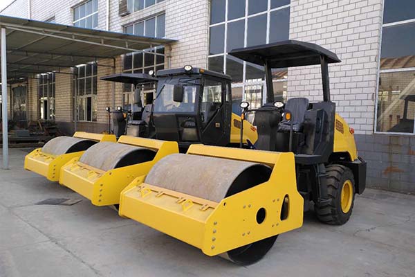 <a href='http://m.hfdngs.cn' target='_blank'>壓路機(jī)</a>廠家