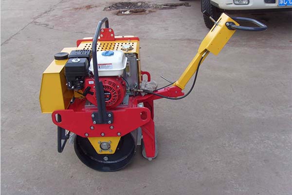 小型<a href='http://m.hfdngs.cn' target='_blank'>壓路機(jī)</a>