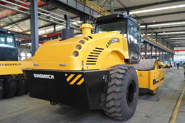 大型<a href='http://m.hfdngs.cn' target='_blank'>壓路機</a>